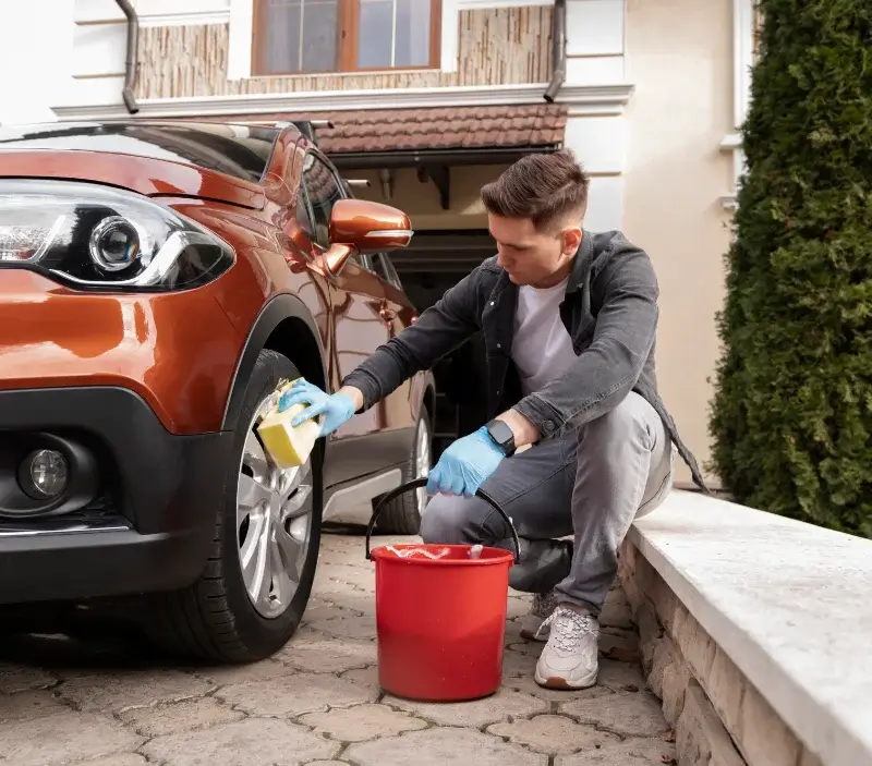 Lavage auto à domicile Vallon-sur-Gée : professionnel intervenant sur un véhicule